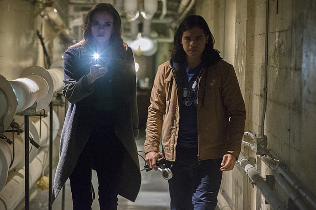 Caitlyn and Cisco looking for Ronnie